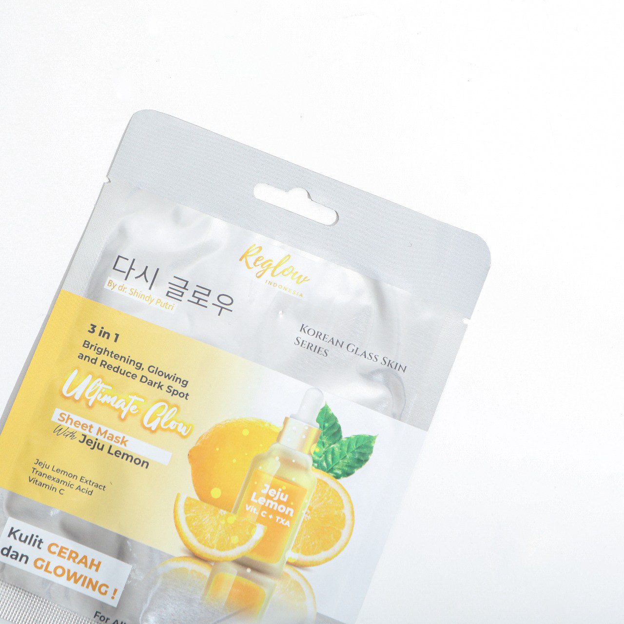 Sheet mask dengan instant glowing efek yang dapat melembapkan dan mencerahkan kulit wajah